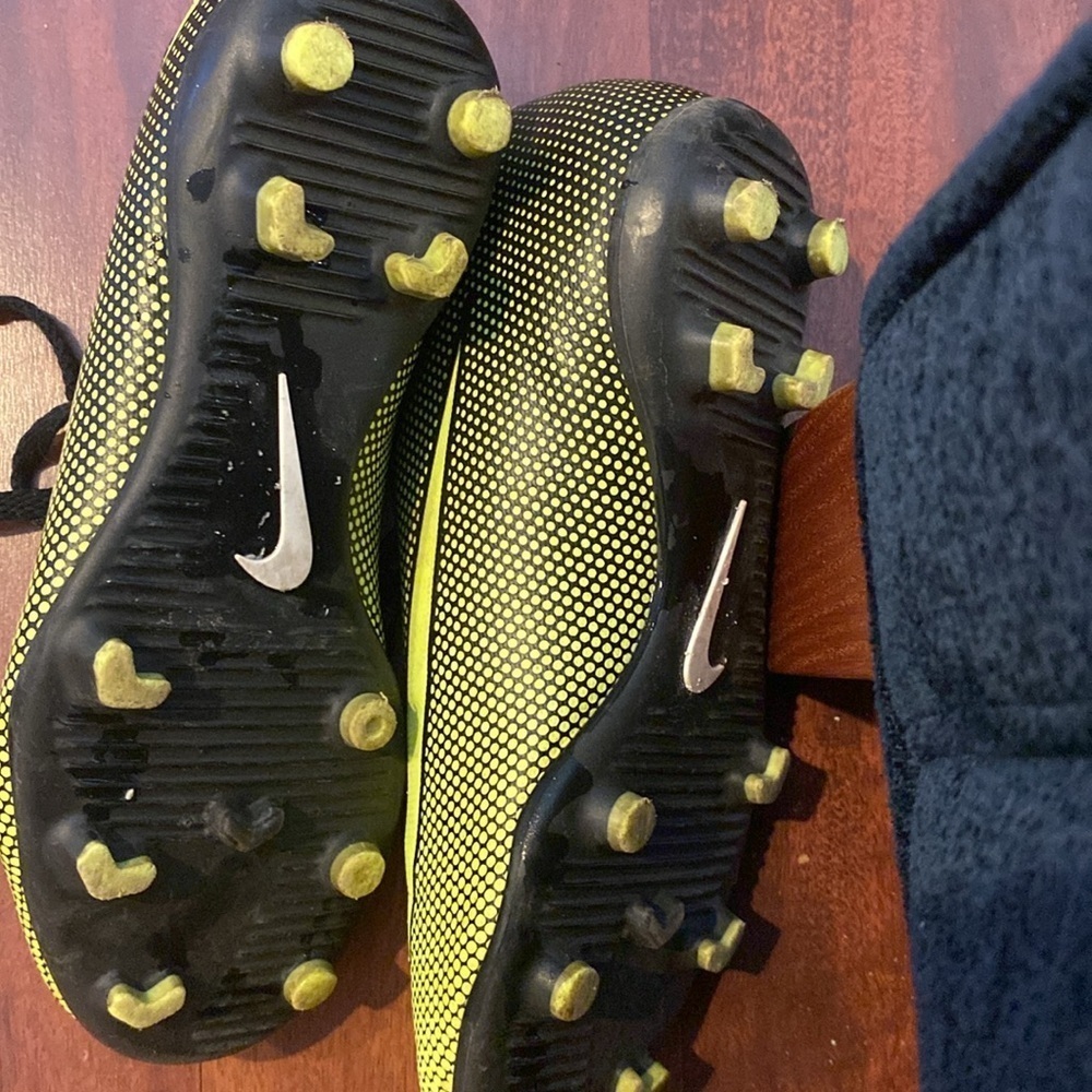 Nike size 13C soccer cleats. Neon green and black. Used in great condition - Picture 4 of 5